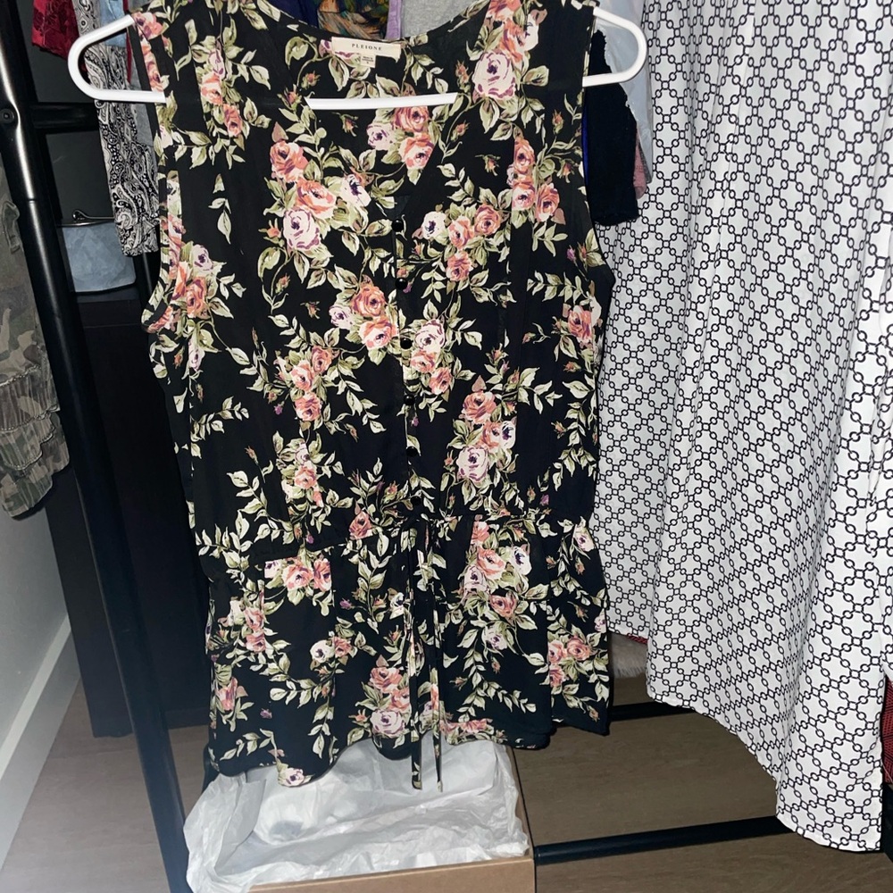 Pleione sleeveless blouse